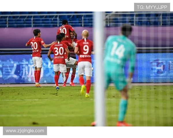 重庆当代与广州恒大激战正酣谁将笑到最后争夺联赛荣耀